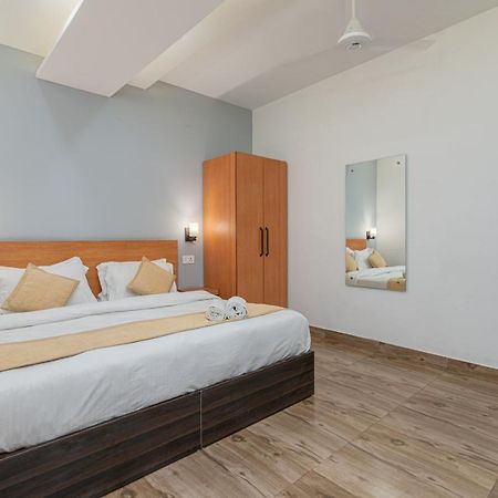 Hotel De Luxe Basai Road 구르가온 외부 사진