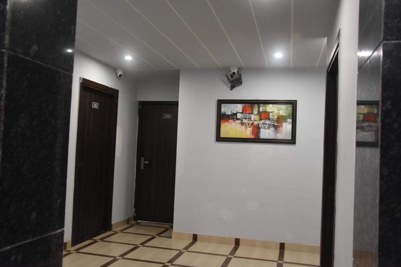 Hotel De Luxe Basai Road 구르가온 외부 사진