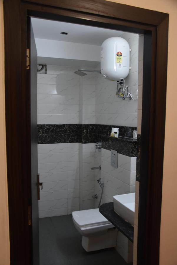 Hotel De Luxe Basai Road 구르가온 외부 사진