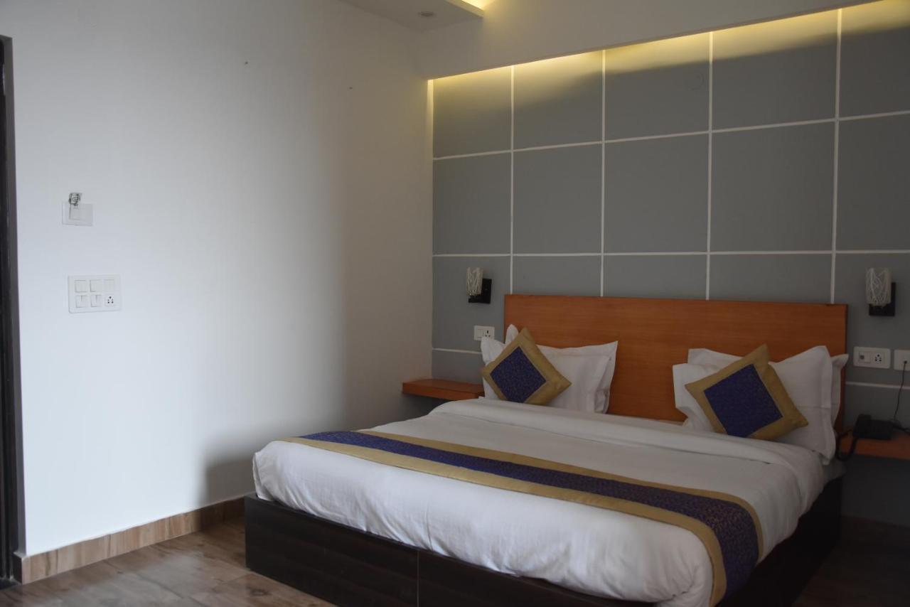 Hotel De Luxe Basai Road 구르가온 외부 사진