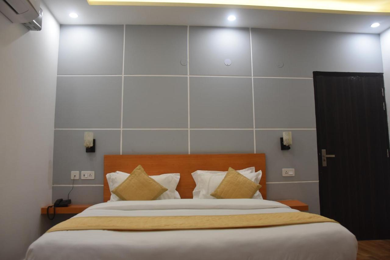 Hotel De Luxe Basai Road 구르가온 외부 사진