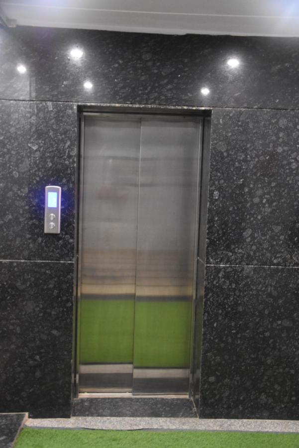 Hotel De Luxe Basai Road 구르가온 외부 사진