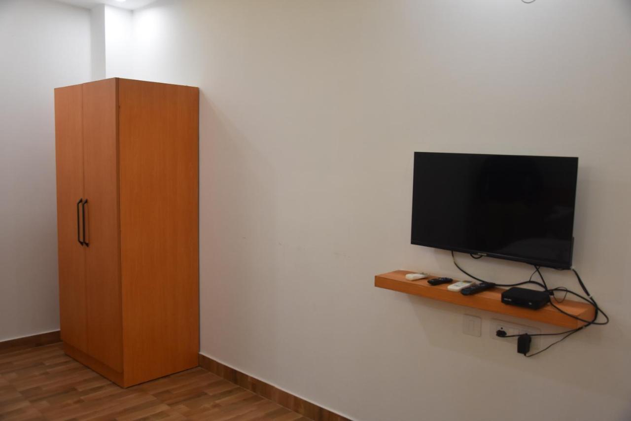 Hotel De Luxe Basai Road 구르가온 외부 사진