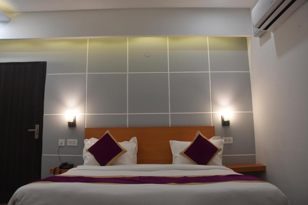 Hotel De Luxe Basai Road 구르가온 외부 사진