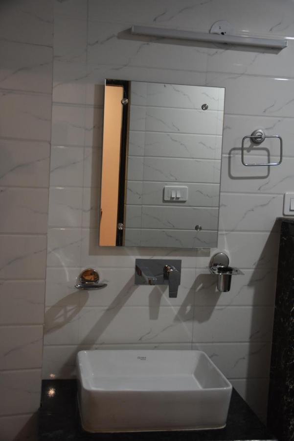 Hotel De Luxe Basai Road 구르가온 외부 사진