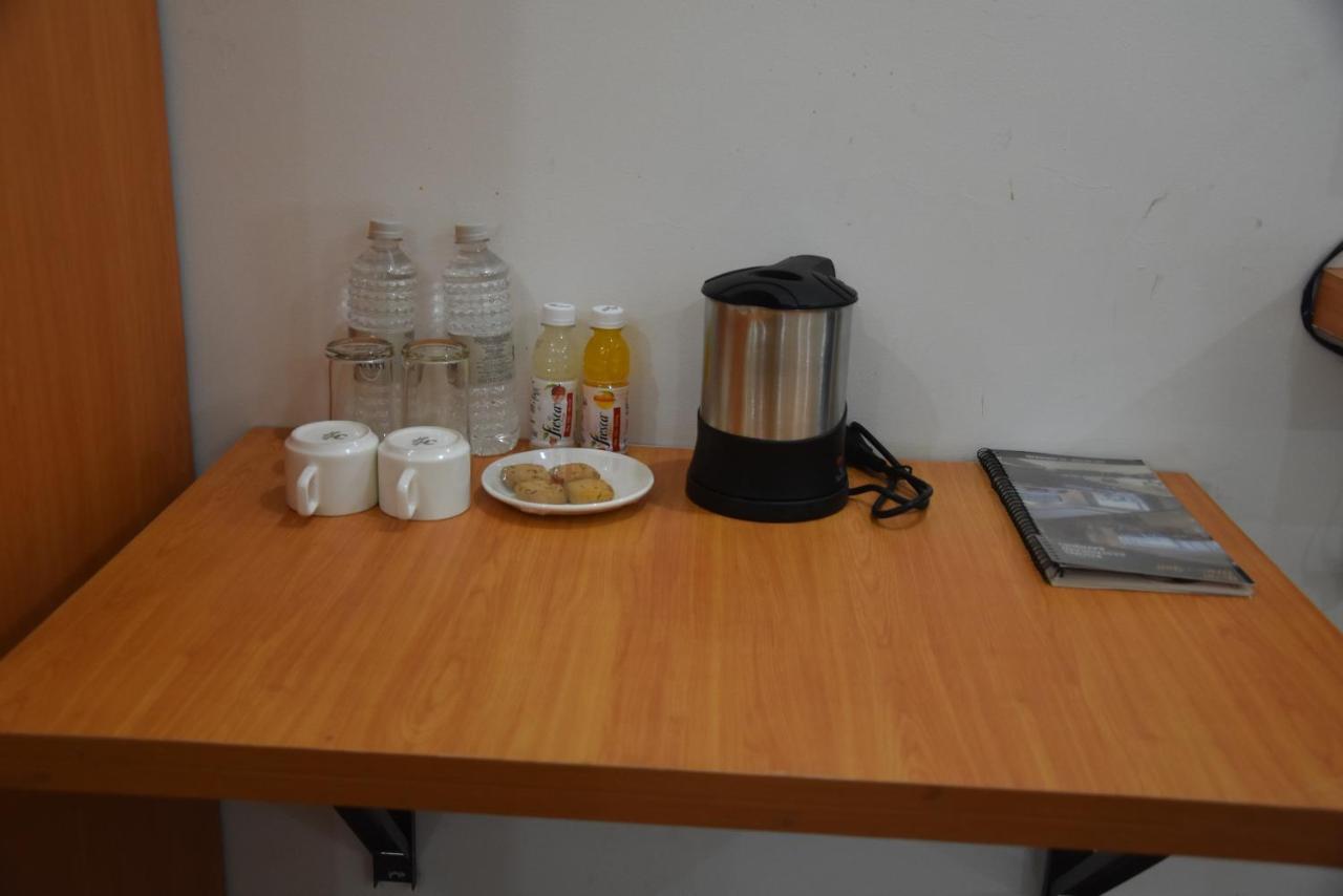 Hotel De Luxe Basai Road 구르가온 외부 사진