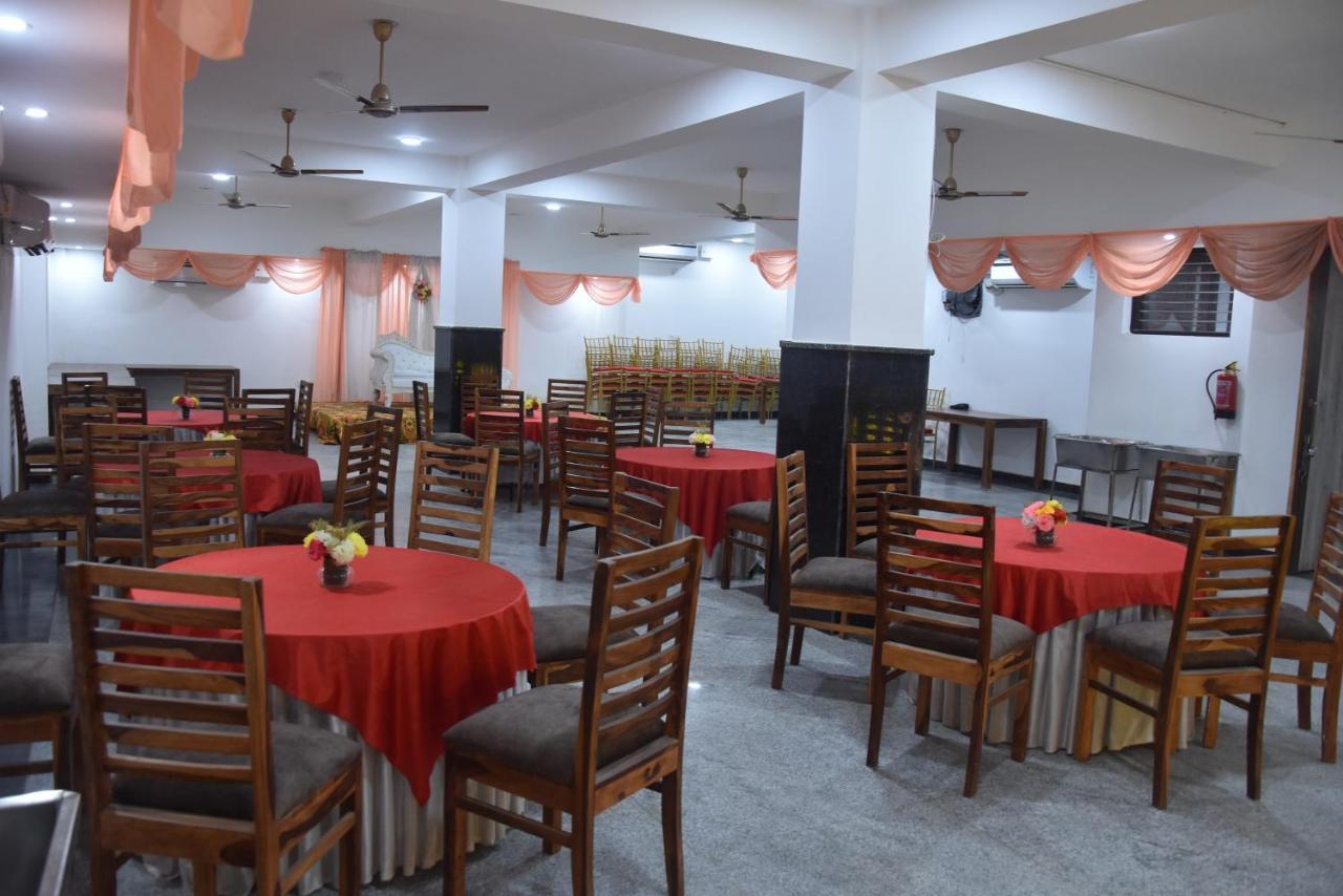 Hotel De Luxe Basai Road 구르가온 외부 사진