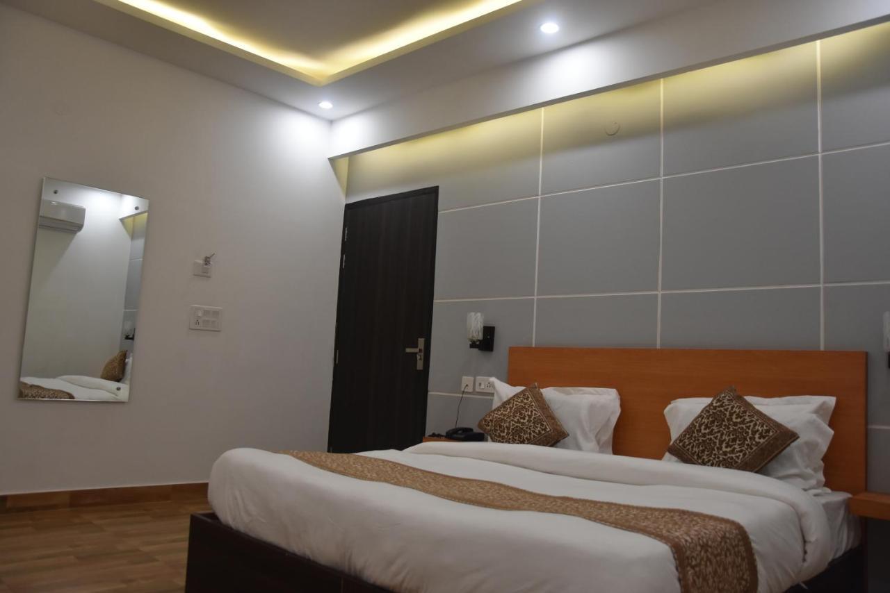 Hotel De Luxe Basai Road 구르가온 외부 사진