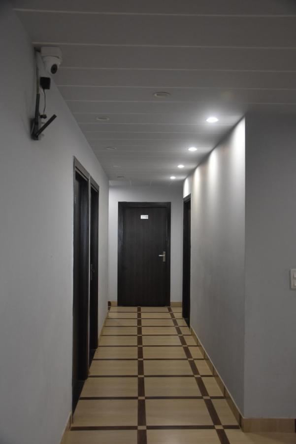 Hotel De Luxe Basai Road 구르가온 외부 사진