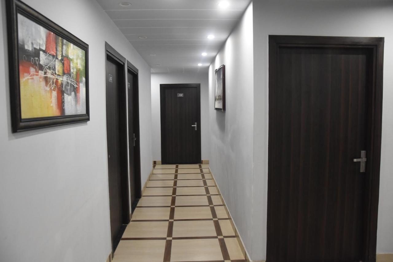 Hotel De Luxe Basai Road 구르가온 외부 사진