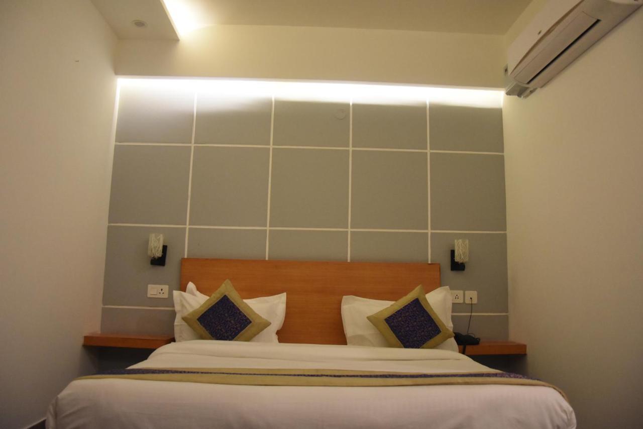 Hotel De Luxe Basai Road 구르가온 외부 사진