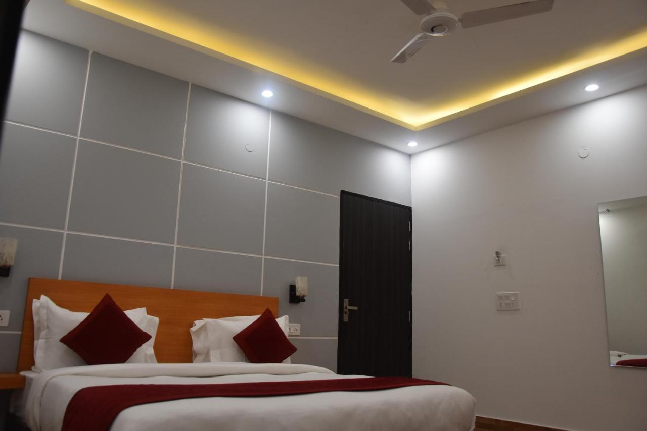 Hotel De Luxe Basai Road 구르가온 외부 사진