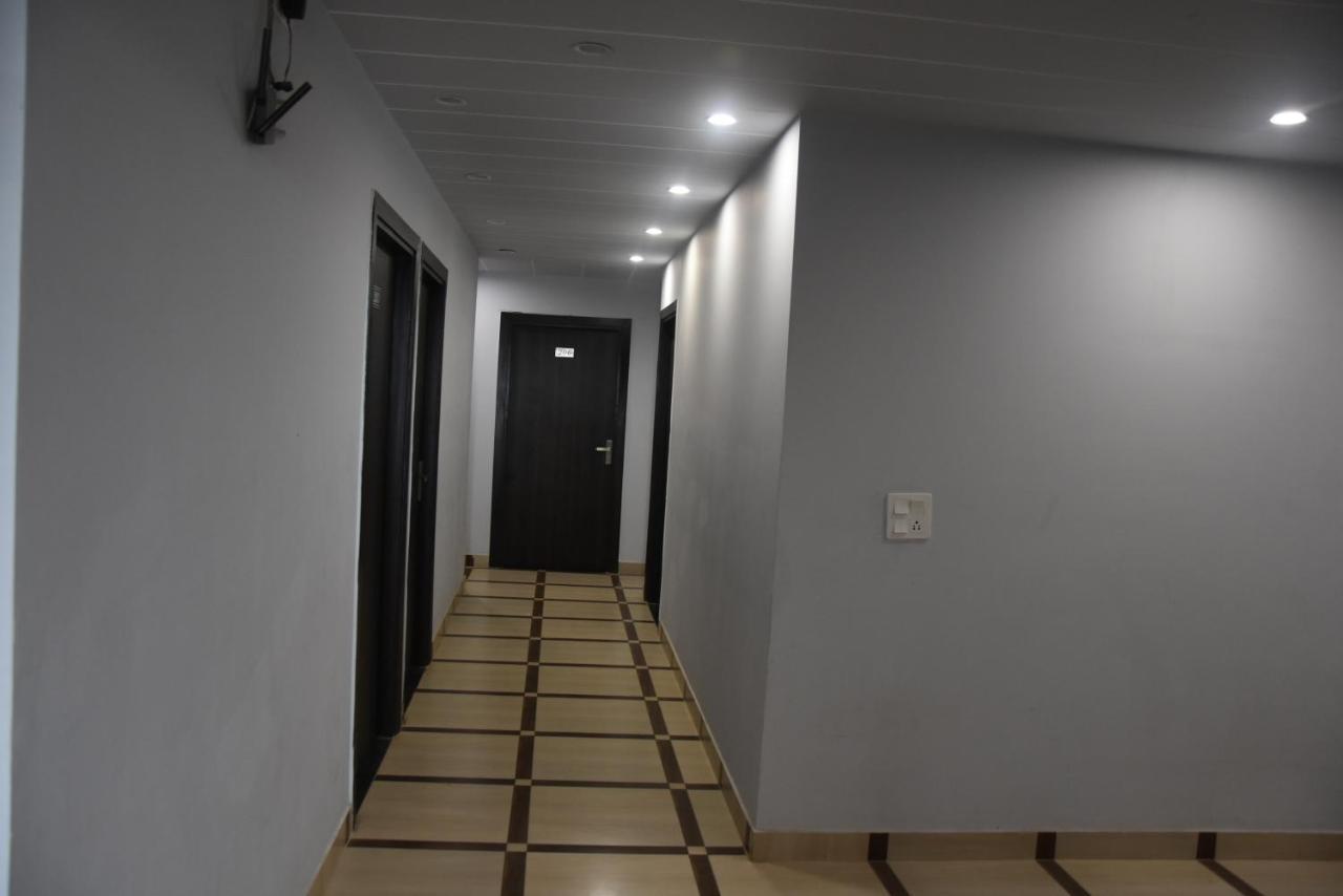 Hotel De Luxe Basai Road 구르가온 외부 사진