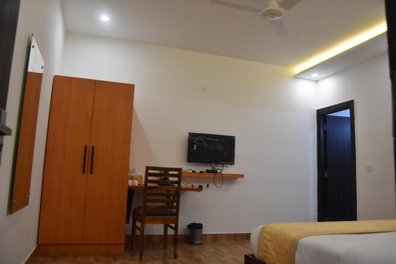 Hotel De Luxe Basai Road 구르가온 외부 사진