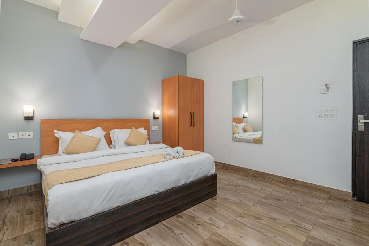 Hotel De Luxe Basai Road 구르가온 외부 사진