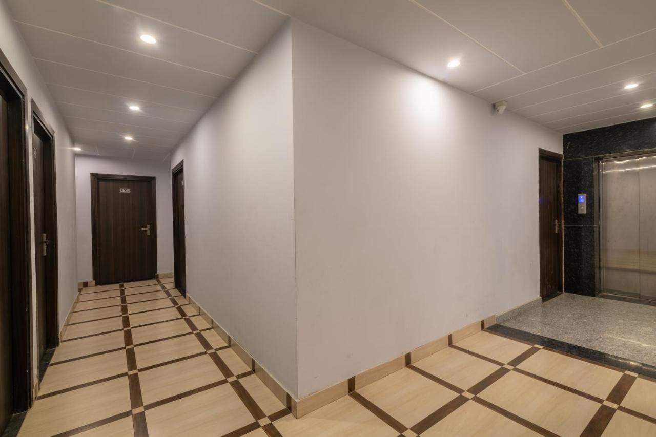 Hotel De Luxe Basai Road 구르가온 외부 사진
