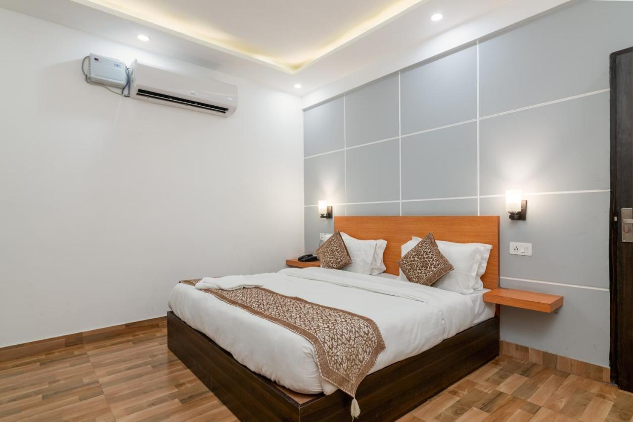 Hotel De Luxe Basai Road 구르가온 외부 사진