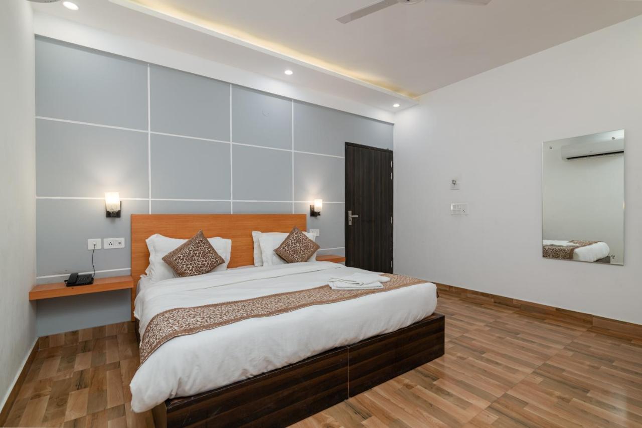 Hotel De Luxe Basai Road 구르가온 외부 사진