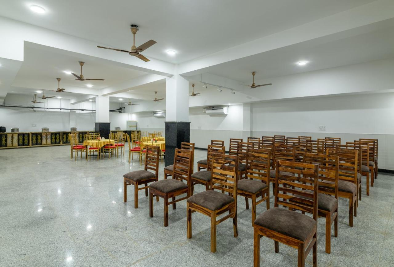 Hotel De Luxe Basai Road 구르가온 외부 사진