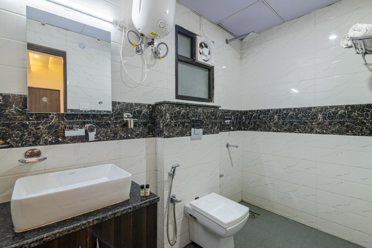 Hotel De Luxe Basai Road 구르가온 외부 사진