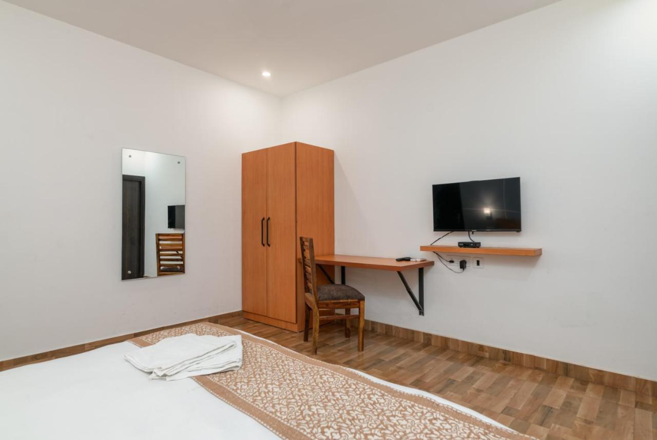 Hotel De Luxe Basai Road 구르가온 외부 사진