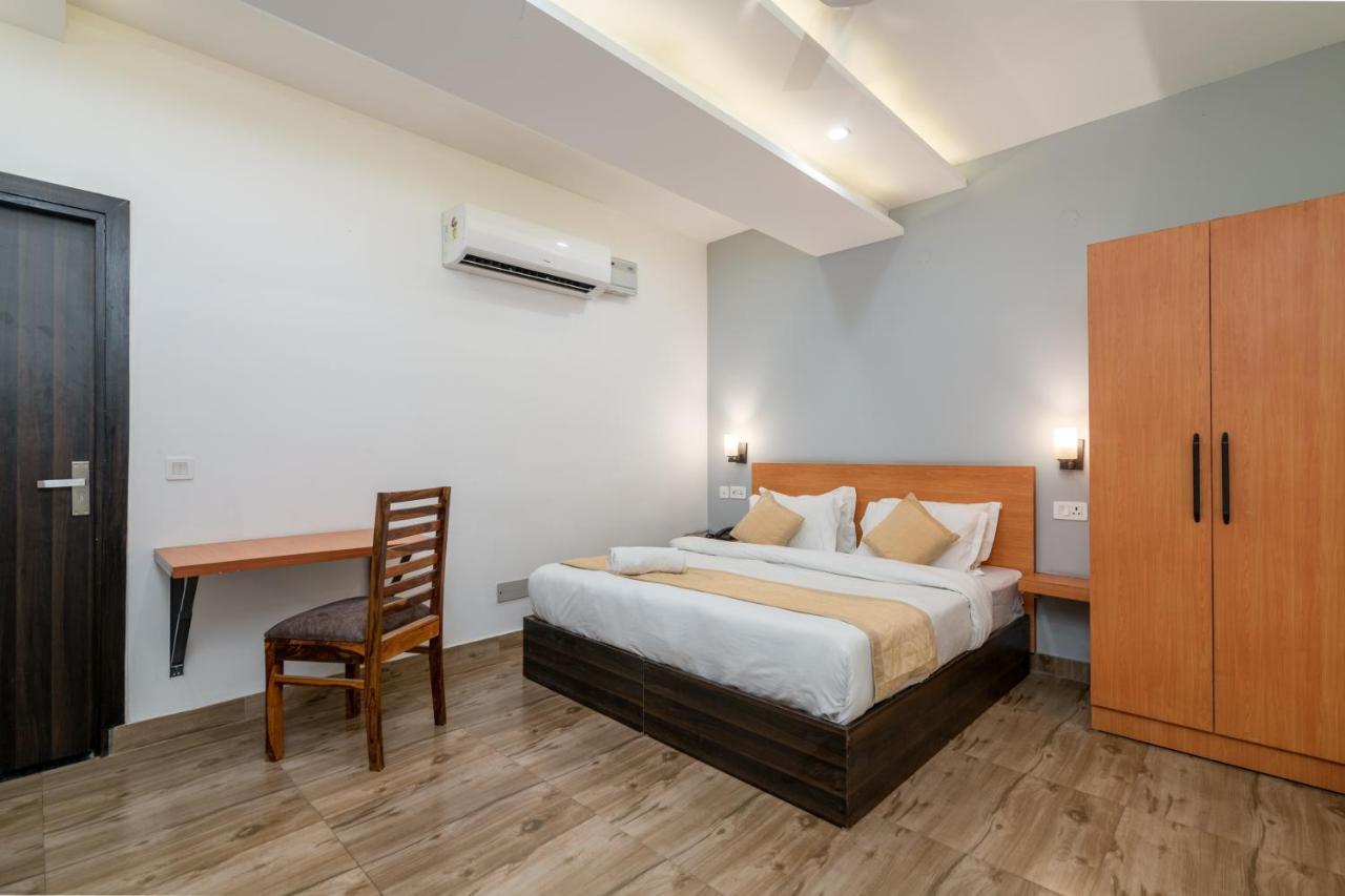 Hotel De Luxe Basai Road 구르가온 외부 사진