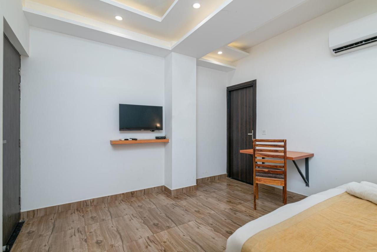 Hotel De Luxe Basai Road 구르가온 외부 사진
