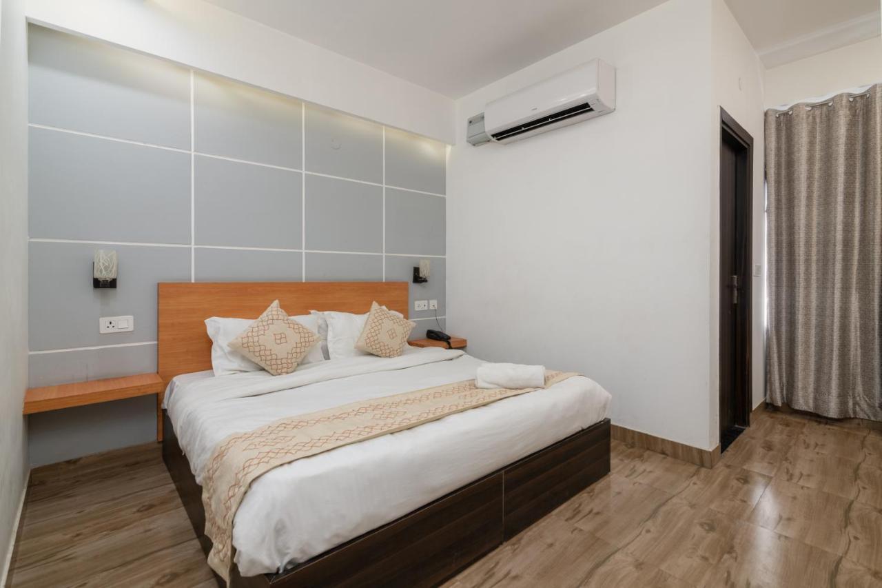 Hotel De Luxe Basai Road 구르가온 외부 사진