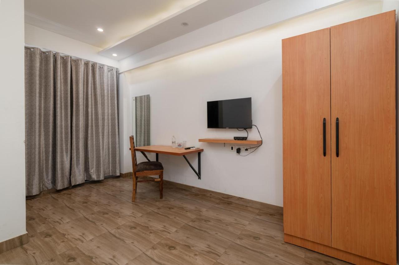 Hotel De Luxe Basai Road 구르가온 외부 사진