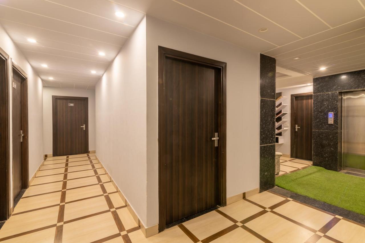 Hotel De Luxe Basai Road 구르가온 외부 사진