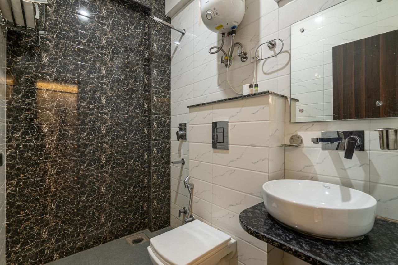 Hotel De Luxe Basai Road 구르가온 외부 사진